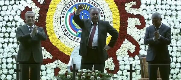 Эмомали Рахмон танцует в Кулябе - Sputnik Тоҷикистон