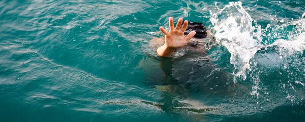 Тонущий человек, архивное фото - Sputnik Тоҷикистон