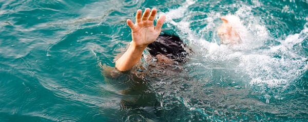 Тонущий человек, архивное фото Тонущий человек, архивное фото - Sputnik Тоҷикистон