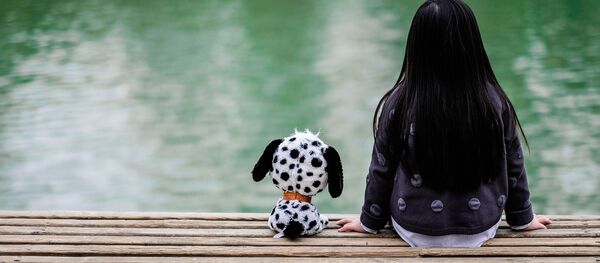 Маленькая девочка сидит на скамейке, архивное фото Маленькая девочка сидит на скамейке, архивное фото - Sputnik Тоҷикистон