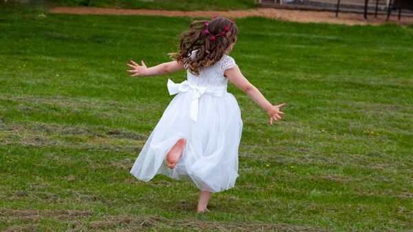 Маленькая девочка бежит по траве, архивное фото - Sputnik Таджикистан
