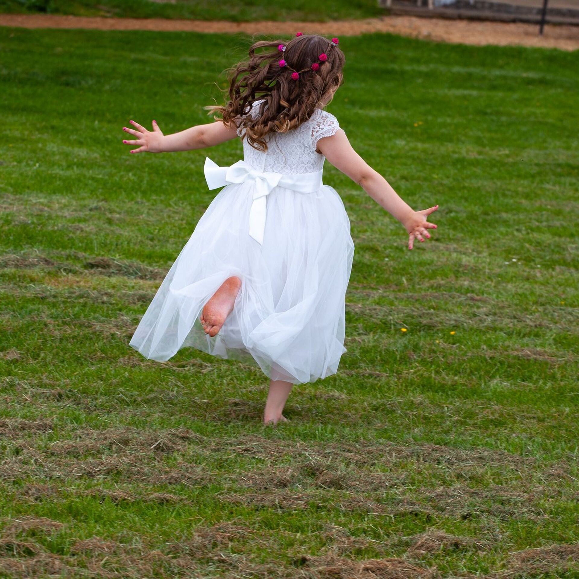 Раз два три белом платье. Девочка бежит. Белое платье для девочки. Маленькая девочка бежит. Девушка в платье убегает.