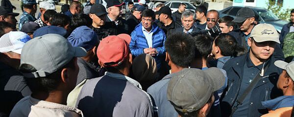 Премьер-министр Кыргызской Республики Мухаммедкалый Абылгазиев встретился с жителями села Максат Лейлекского района Баткенской области. Премьер-министр Кыргызской Республики Мухаммедкалый Абылгазиев встретился с жителями села Максат Лейлекского района Баткенской области. - Sputnik Таджикистан