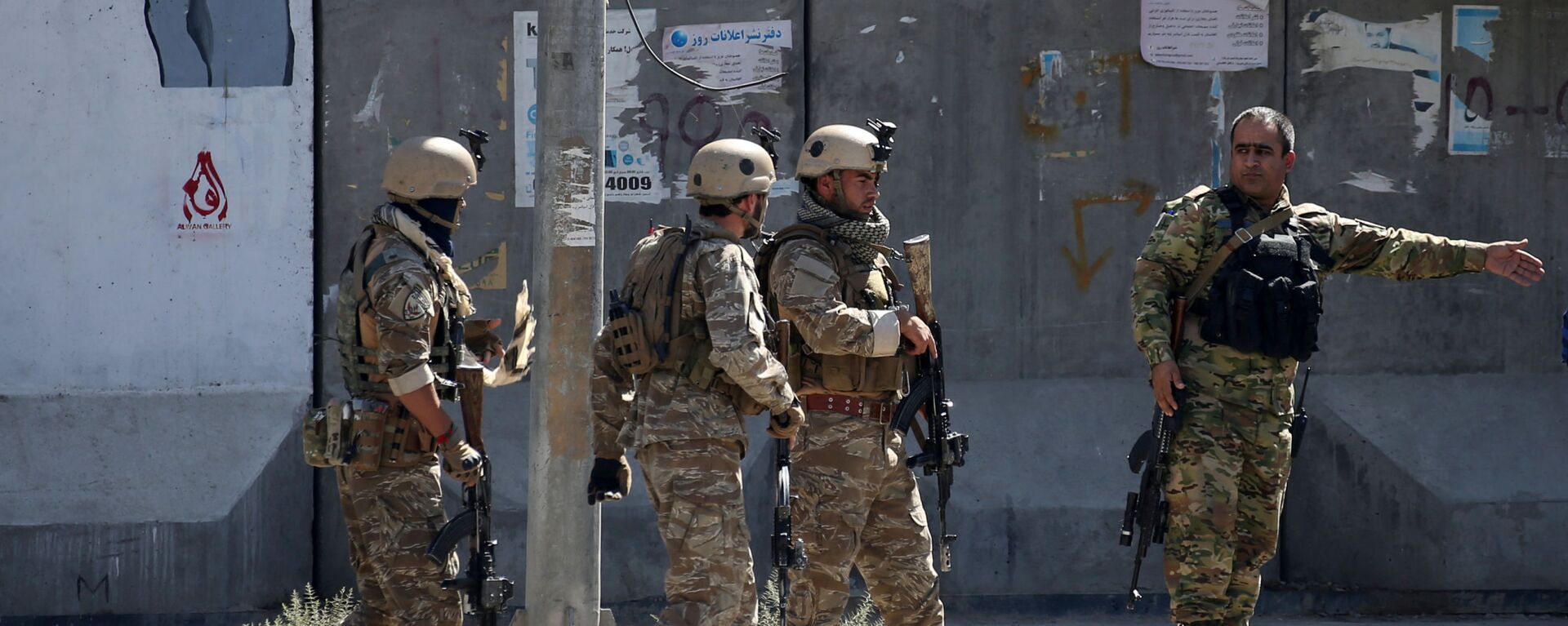 Полицейские возле места взрыва в Кабуле, Афганистан, 17 сентября - Sputnik Тоҷикистон, 1920, 10.04.2021