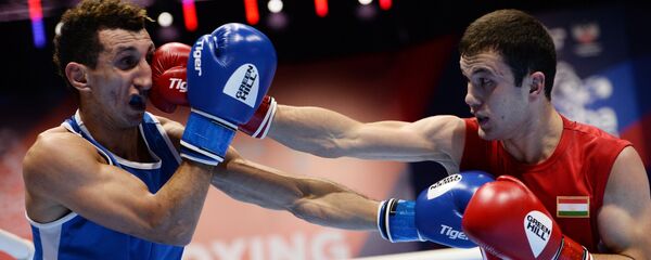 Софьян Умия (Франция) и Баходур Усмонов (Таджикистан) в поединке  - Sputnik Таджикистан