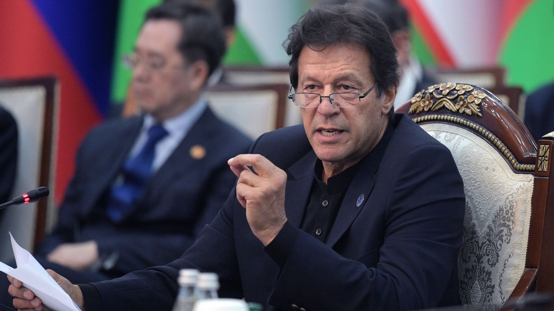 СМИ: Имран Хан не собирается покидать Пакистан
