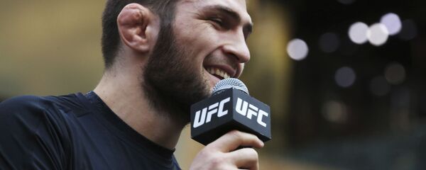 Хабиб Нурмагомедов во время открытой тренировки c Дастином Пуарье - Sputnik Тоҷикистон