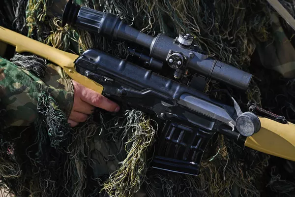 Низомӣ бо снайпери Драгунов ҳангоми размоиши Марказ - 2019 дар размоишгоҳи Лоҳур Низомӣ бо снайпери Драгунов ҳангоми размоиши Марказ - 2019 дар размоишгоҳи Лоҳур - Sputnik Тоҷикистон