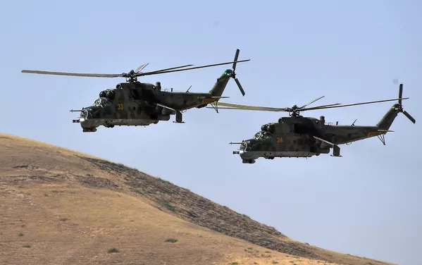 Чархболҳои Ми-24 ҳангоми размоиши Марказ - 2019 дар размоишгоҳи Лоҳур дар Тоҷикистон Чархболҳои Ми-24 ҳангоми размоиши Марказ - 2019 дар размоишгоҳи Лоҳур дар Тоҷикистон - Sputnik Тоҷикистон