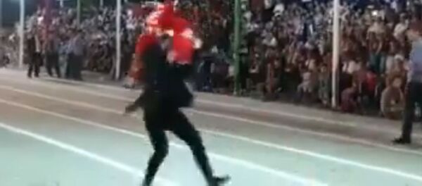 Танцоры немного не рассчитали и оба упали, но не растерялись Танцоры немного не рассчитали и оба упали, но не растерялись - Sputnik Тоҷикистон