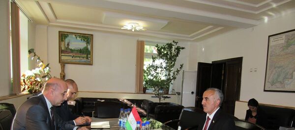 Дидори Файзов бо мудири иҷроияи ДОМ дар Хоруғ Музаффар Ҷорубов - Sputnik Тоҷикистон