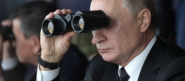 Президент РФ Владимир Путин наблюдает за проведением основного этапа стратегического командно-штабного учения Центр-2019 на полигоне Донгуз - Sputnik Таджикистан