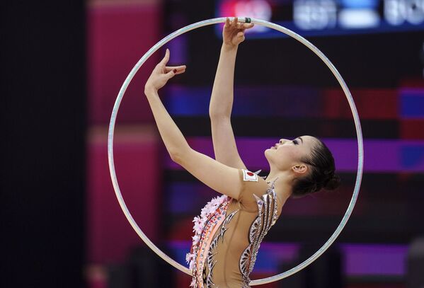 Минагава Кахо выполняет упражнения с обручем квалификации индивидуального многоборья на чемпионате мира по художественной гимнастике 2019 в Баку - Sputnik Таджикистан