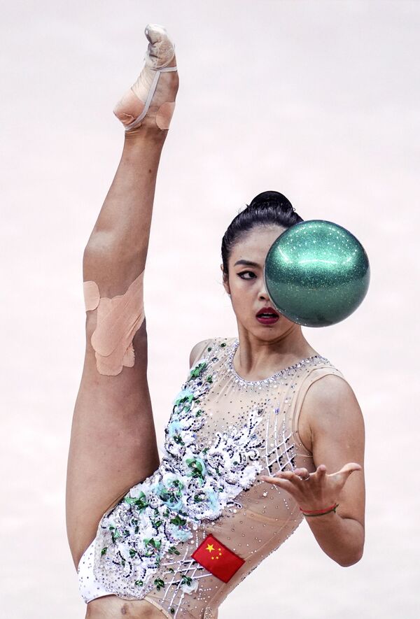 Китайская гимнастка Чжао Ятин выполняет упражнения с мячом квалификации индивидуального многоборья на ЧМ по художественной гимнастике 2019 в Баку - Sputnik Таджикистан