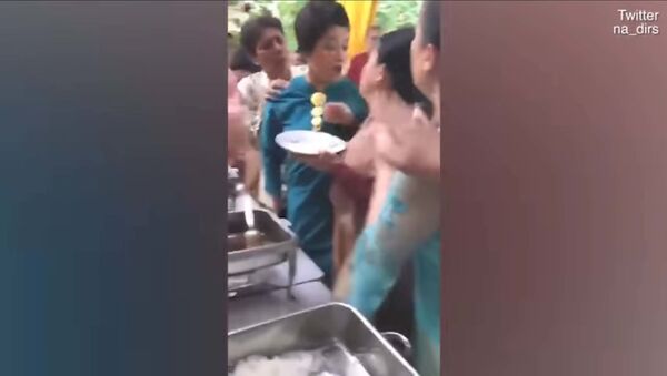 Драка двух женщин из-за еды на банкете в Индонезии попала на видео - Sputnik Тоҷикистон
