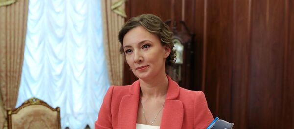 Уполномоченный при президенте РФ по правам ребенка Анна Кузнецова во время встречи с президентом РФ Владимиром Путиным - Sputnik Таджикистан