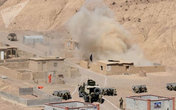 Маневры с участием военнослужащих Таджикистана и Узбекистана на полигоне Гурумсарой  - Sputnik Таджикистан