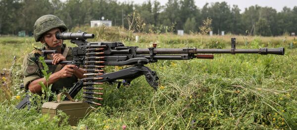 Военнослужащий стреляет из крупнокалиберного пулемета Утес - Sputnik Таджикистан