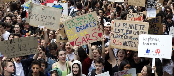 Участники акции акции по защите климата в Париже. 21 сентября 2019 - Sputnik Таджикистан