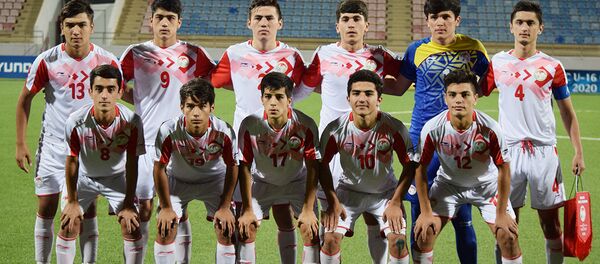 Юношеская сборная Таджикистана после победы на отборочном турнире чемпионата Азии-2020 Юношеская сборная Таджикистана после победы на отборочном турнире чемпионата Азии-2020 - Sputnik Тоҷикистон