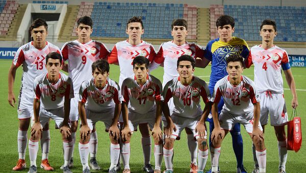 Юношеская сборная Таджикистана после победы на отборочном турнире чемпионата Азии-2020 - Sputnik Тоҷикистон