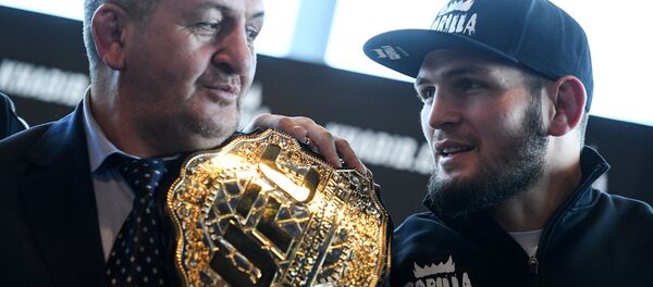 Российский боец MMA Хабиб Нурмагомедов (справа) и его отец Абдулманап Нурмагомедов - Sputnik Тоҷикистон