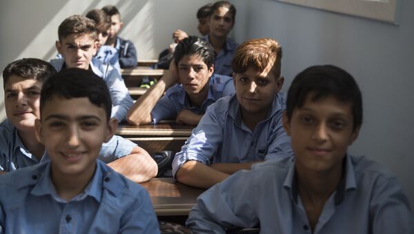 Школьники в классе открывшейся в районе Барза в Дамаске школы, отремонтированной на собранные в России средства - Sputnik Таджикистан