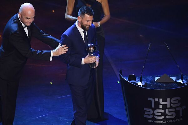 Футболист Лионель Месси с трофеем на церемонии вручения наград ФИФА  в Италии  - Sputnik Таджикистан