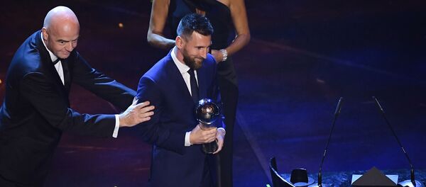 Футболист Лионель Месси с трофеем на церемонии вручения наград ФИФА  в Италии  - Sputnik Тоҷикистон