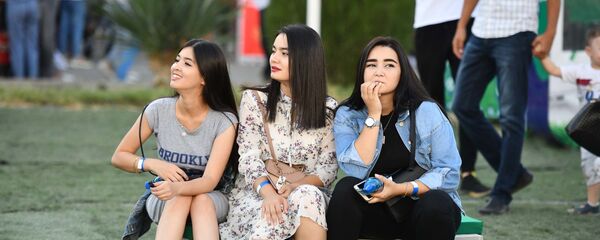 Девушки таджички на отдыхе в парке, архивное фото Девушки таджички на отдыхе в парке, архивное фото - Sputnik Тоҷикистон