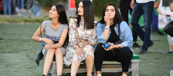 Девушки таджички на отдыхе в парке, архивное фото - Sputnik Тоҷикистон