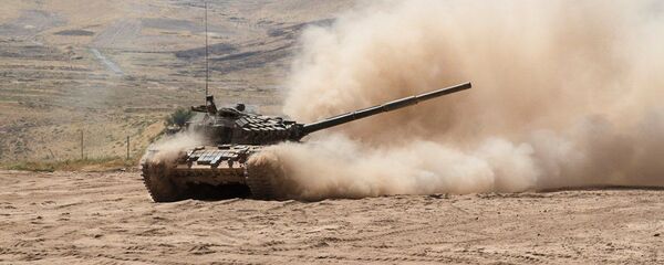 Танк Т-32 во время учений Танк Т-32 во время учений - Sputnik Таджикистан