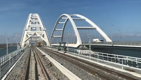 Российские журналисты впервые проехали на поезде по Крымскому мосту - Sputnik Таджикистан