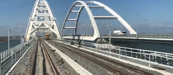 Российские журналисты впервые проехали на поезде по Крымскому мосту - Sputnik Таджикистан