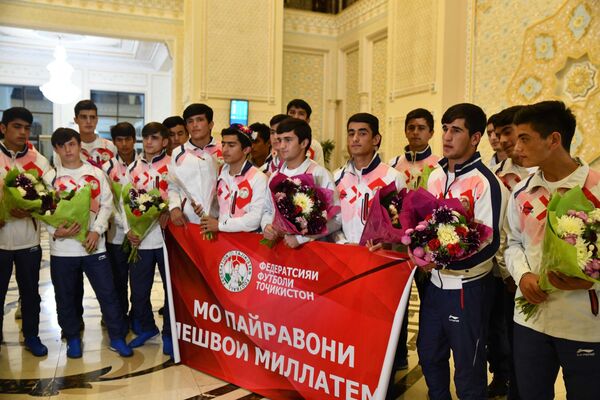 Встреча молодежной сборной Таджикистана в аэропорту - Sputnik Таджикистан
