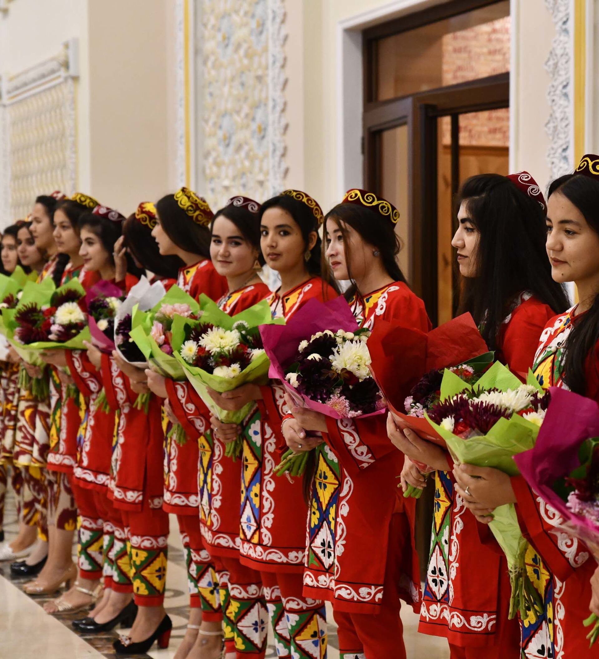 Со на таджикском. Национальный цветок Таджикистана. Красавицы Таджикистана 2017. Молодежь Таджикистана.