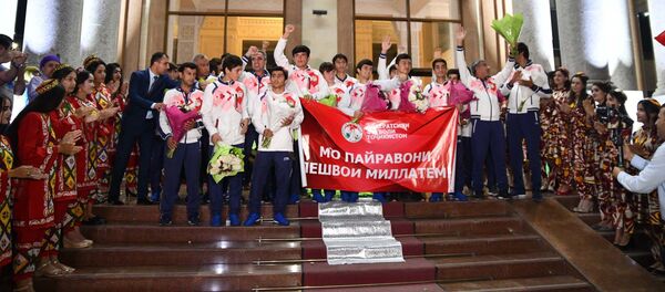 Встреча молодежной сборной Таджикистана в аэропорту - Sputnik Тоҷикистон