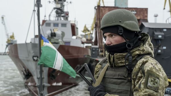 Украинский военнослужащий на борту корабля береговой охраны в порту Мариуполя - Sputnik Таджикистан