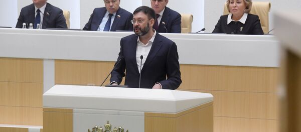 Руководитель портала РИА Новости Украина Кирилл Вышинский выступает на заседании Совета Федерации РФ - Sputnik Таджикистан