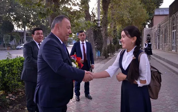 Мэр Худжанда вручил подарки и материальную помощь людям на улице Мэр Худжанда вручил подарки и материальную помощь людям на улице - Sputnik Тоҷикистон
