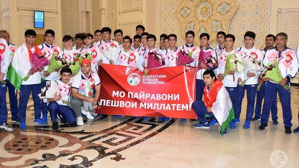 Юношеская сборная Таджикистана по прибытию на Родину была тепло встречена в Душанбе - Sputnik Таджикистан