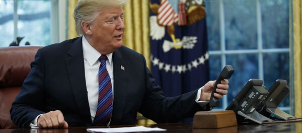 Президент Дональд Трамп разговаривает по телефону - Sputnik Таджикистан