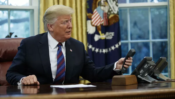 Президент Дональд Трамп разговаривает по телефону - Sputnik Тоҷикистон