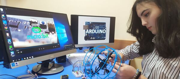 Ученица одной из школ Таджикистана изучает электронные устройства на базе конструктора ARDUINO - Sputnik Таджикистан