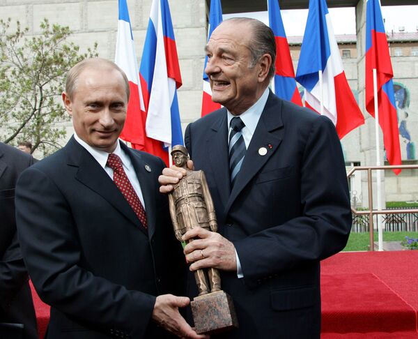 Президент России Владимир Путин и президент Франции Жак Ширак (слева направо) на церемонии открытия памятника генералу Шарлю де Голлю. 2005 год - Sputnik Таджикистан