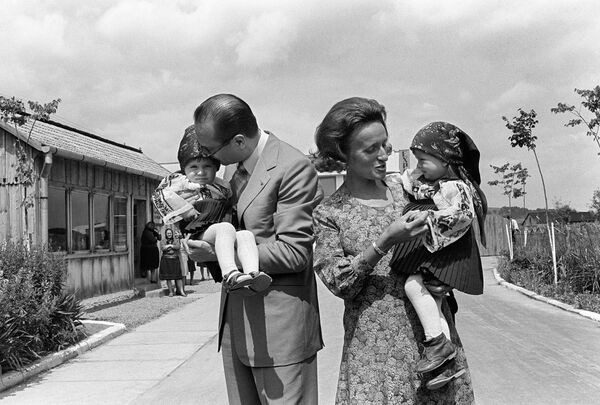 Премьер-министр Франции Жак Ширак с женой и детьми. 1975 год - Sputnik Таджикистан
