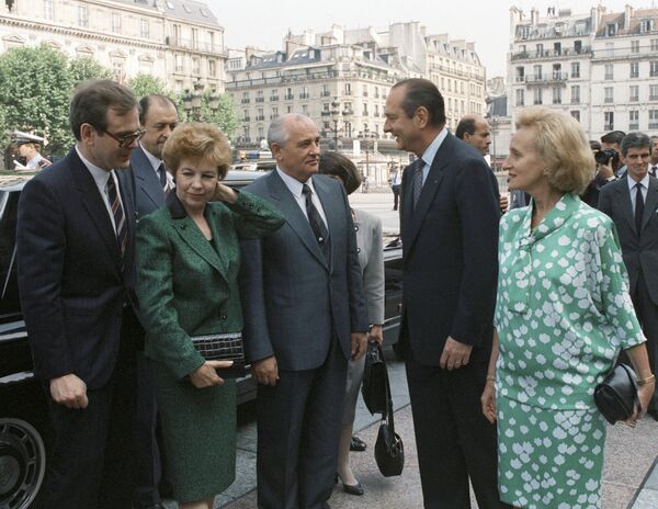 Михаил Горбачев и Раиса Горбачева во время встречи с мэром Парижа Жаком Шираком. 1989 год - Sputnik Таджикистан