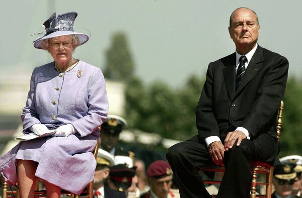 Британская королева Елизавета II и президент Франции Жак Ширак. 6 июня 2004 года - Sputnik Таджикистан