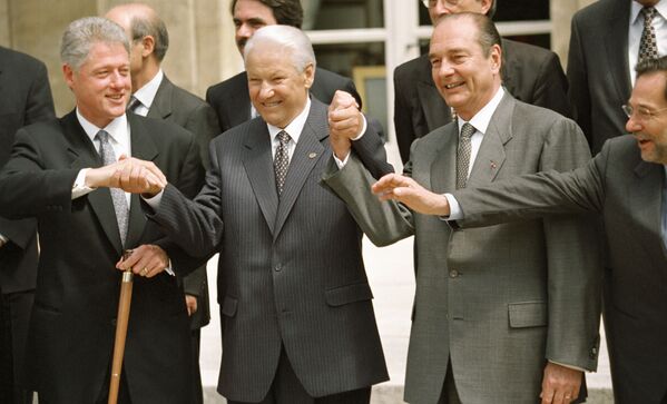 Президент США Билл Клинтон, президент РФ Борис Ельцин, президент Франции Жак Ширак после подписания Основополагающего акта Россия-Нато. 1997 год - Sputnik Таджикистан