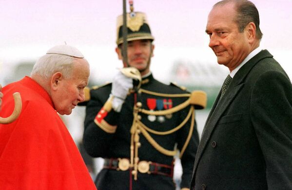 Президент Франции Жак Ширак приветствует папу Иоанна Павла II. 1996 год - Sputnik Таджикистан